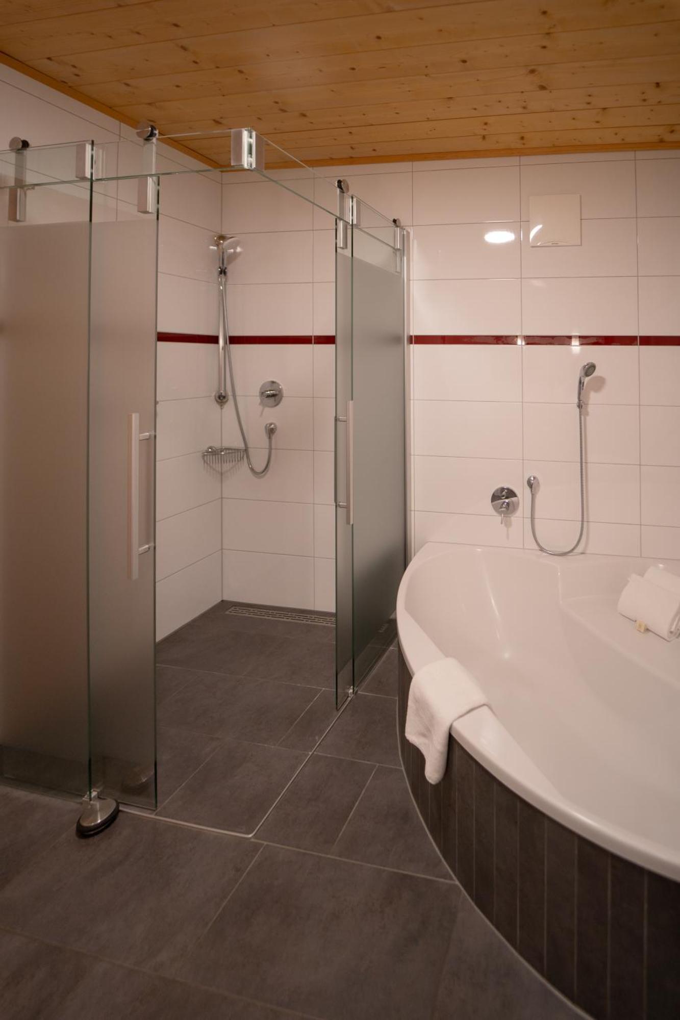 Landhotel - Apartments Bauer Hintergöriach エクステリア 写真